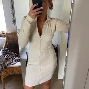 Beige klänning Nelly - En beige lätt transparant klänning från Nelly som går att öppna helt med dragkedja. Aldrig använd