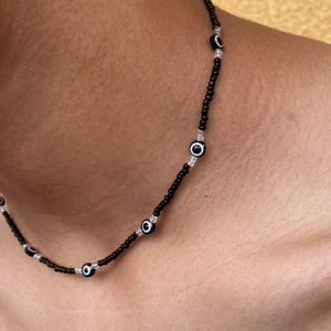 Svart Evil eye halsband 🖤 -  Evil eye Kollektion 🧿 * 35kr per halsband exklusive frakt! * Du väljer längden själv * Flera olika färger * Vill du ha ett mix-färgat halsband? Gärna! Du väljer precis allt. * Standard längd 40 cm * + 1cm = +2 kr