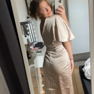 Beige/champagnefärgad cocktailklänning - Perfekt klänning för bröllop, middagen på semestern eller en finare dejt. Superskönt material, figurnära form och lagom lång. Endast testad. Tar emot bud