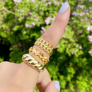 Guldiga justerbara ringar  - Dessa och massa fler ringar hittar ni hos www.tinsel.se, beställ via hemsidan eller i chatten 🤍