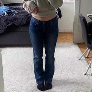 Säljer ett par jättefina lågmidjade jeans då de är för små för mig. Perfekt längd för mig som är 160 och är som storlek 34💞