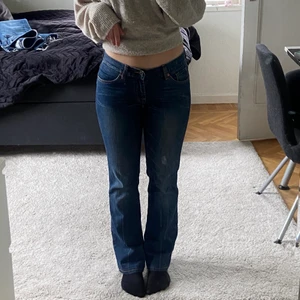 Lågmidjade jeans - Säljer ett par jättefina lågmidjade jeans då de är för små för mig. Perfekt längd för mig som är 160 och är som storlek 34💞