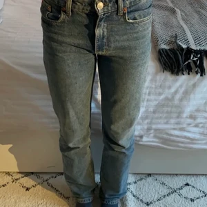 Zara jeans  - Säljer mina populära mid Waist Zara jeans i modellen ”straight” 🙌🏽❣️  Säljer då dem är för små för mig, strl 32 och säljer för 150kr. Jättebra skick! 