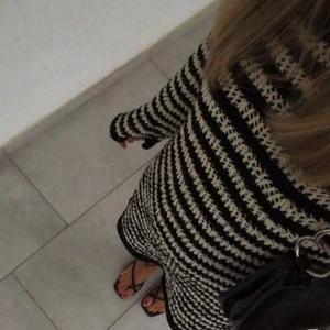 Klänning - Intressekoll!! Klänning från stradivarius i strl S, super fin och skön och fortfarande osäker på om jag ska sälja. Randigt mönster med en underklänning som gör att man inte ser igenom