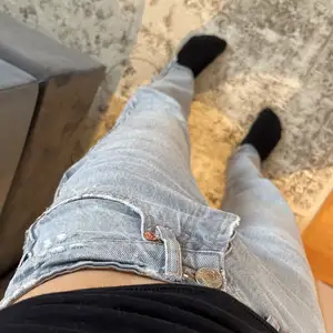 As snygga gråa straight leg jeans från Zara💕Köpta förra året men bara använt 3 ggr, så de ser ut som nya! Har klippt slits på yttersidorna som man kan se på sista bilden. Storlek 34 och passar i längden perfekt på mig som är ca. 158 cm lång💕 (pris+frakt)