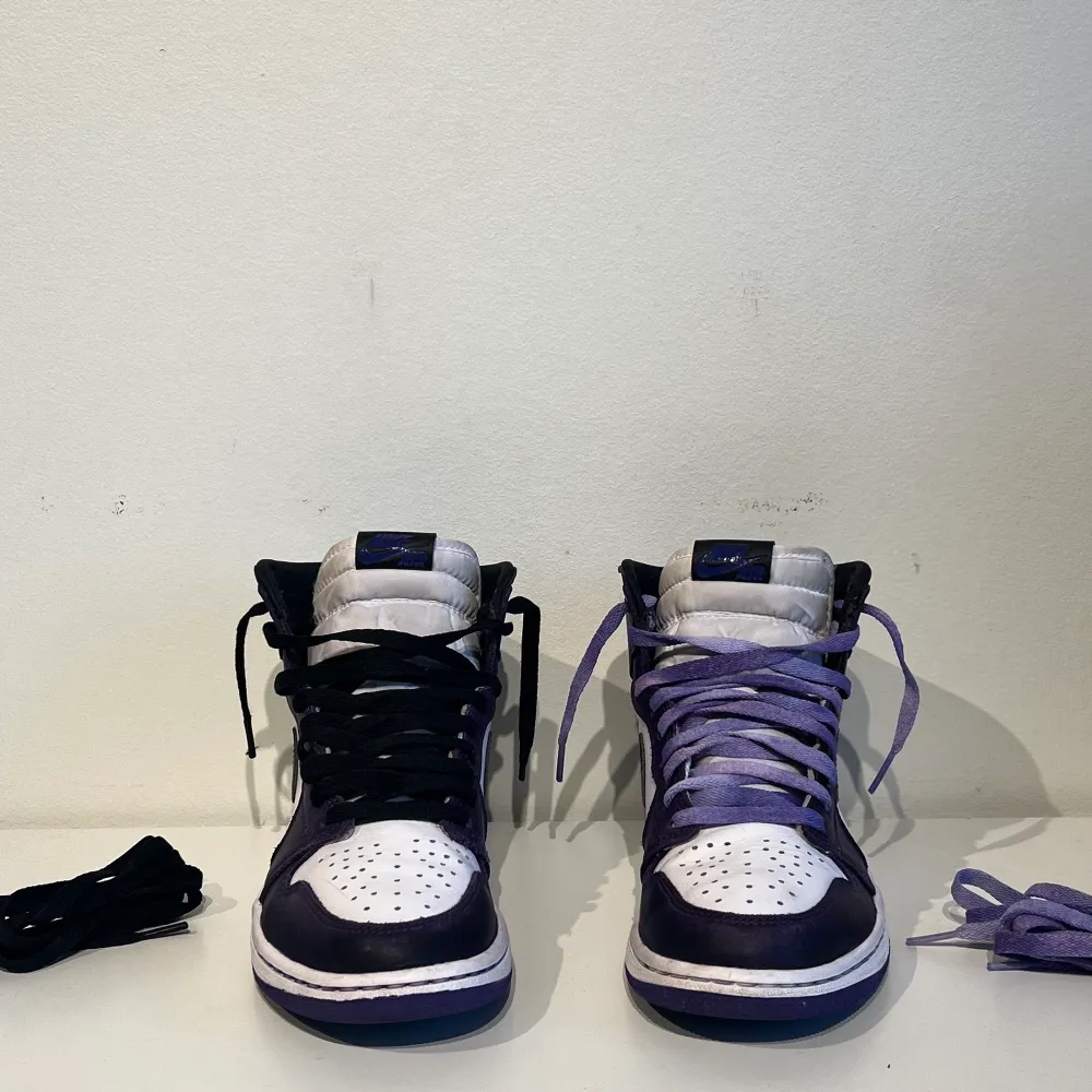 Nike Air Jordan 1 high Court Purple. Säljer pågrund av att jag inte använder dem längre. Två olika skosnören med följer. original boxen är tyvärr slängd. Köpta för 3500kr. Dem är använda men i ganska bra skick (se bilder). . Skor.