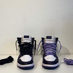 Nike Air Jordan 1 high Court Purple. Säljer pågrund av att jag inte använder dem längre. Två olika skosnören med följer. original boxen är tyvärr slängd. Köpta för 3500kr. Dem är använda men i ganska bra skick (se bilder). 