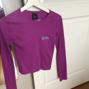 Tröja  - Jättefin tröja köpt från urban outfitters för några månader sedan, har endast testats tröjan aldrig använt. Köpt för ungefär 300kr. Hör av er vid intresse eller frågor<3