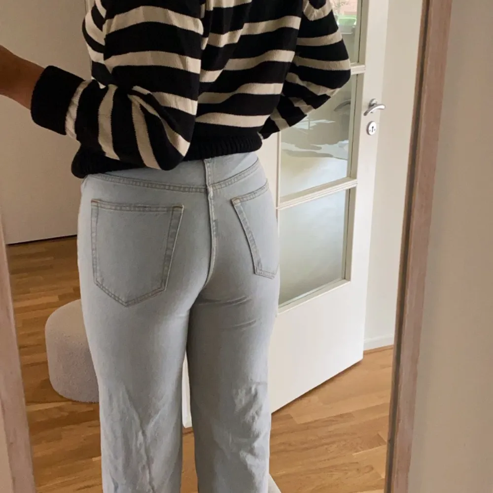 Säljer mina ljusa jeans från pull and bear i storlek 38. Bara använda 1 gång så dem är som nya. Jag är 173 och jag bär klackar på bilden så skulle säga att det är en tall modell! 💙⭐️. Jeans & Byxor.