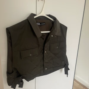 Väst Zara - Väst från Zara  Storlek XL men passar mig som brukar ha xs/s. Jätte fin oversize. Frakt 66kr spårbar 