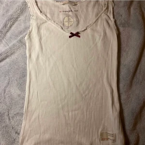 Odd Molly linne - Vitt linne från Odd Molly i strl 0 = XS. Passar även en S!🤎 Fint skick !!