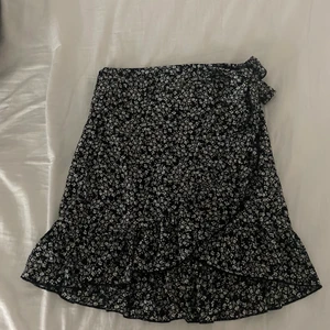 Sommarkjol - Jättefin Sommarkjol i fint material. Dock för liten för mig då jag har M men skulle tagit L. Köparen står för fraktkostnaden och priser går alltid att diskuteras!