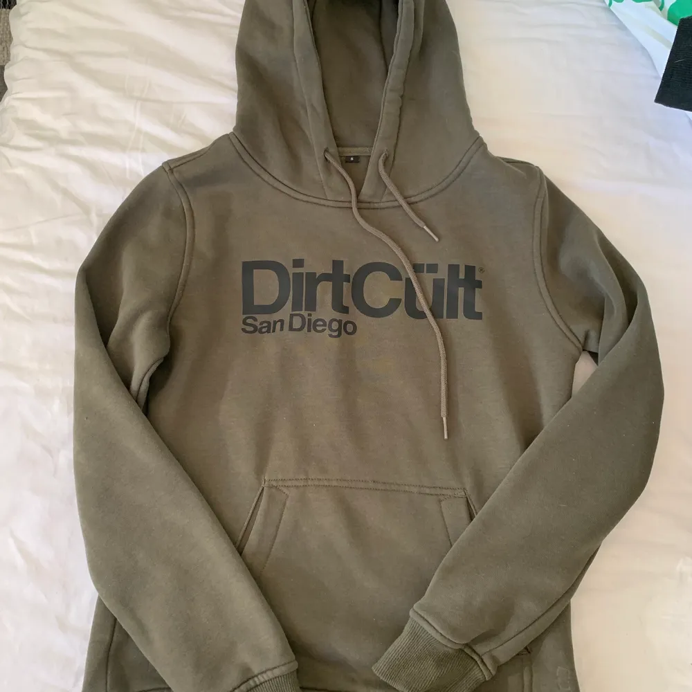 Jättefin hoodie från dirtcult i storlek s, passar även xs då det är den tajta modellen! Använd 3-4 ggr, nypris 600kr💚. Hoodies.