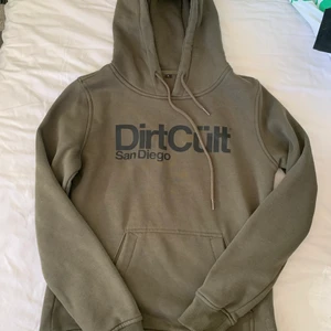 Dirtcult hoodie  - Jättefin hoodie från dirtcult i storlek s, passar även xs då det är den tajta modellen! Använd 3-4 ggr, nypris 600kr💚
