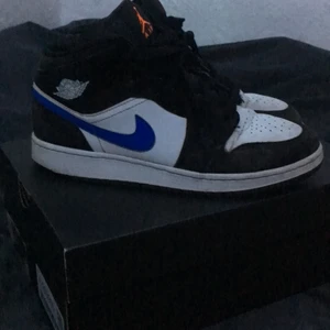 Säljer min Jordan 1 från restocks eller kan byta  - Säljer min Jordan 1 från restocks passar inte mig längre storlek 39 och får med boxen och köpte för 2600🐢🐟🐉