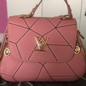 Säljer den här fake Louis Vuitton väskan i en sött rosa färg, nyskick, aldrig använd därför säljs den. Väskband medföljer. ✨Frakt inkluderat i pris, kontakta mig vid köp✨