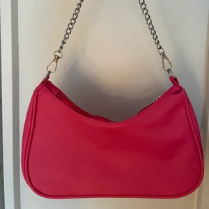 Rosa axelväska  - Jätte fin rosa axelväska som rymmer väldigt mycket, aldrig använt 🤍 