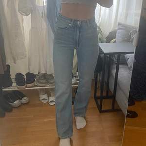 Helt oanvända Weekday jeans i modellen Voyage. Sjukt snygga men tyvärr lite för små för mig :(  Nypris 500kr