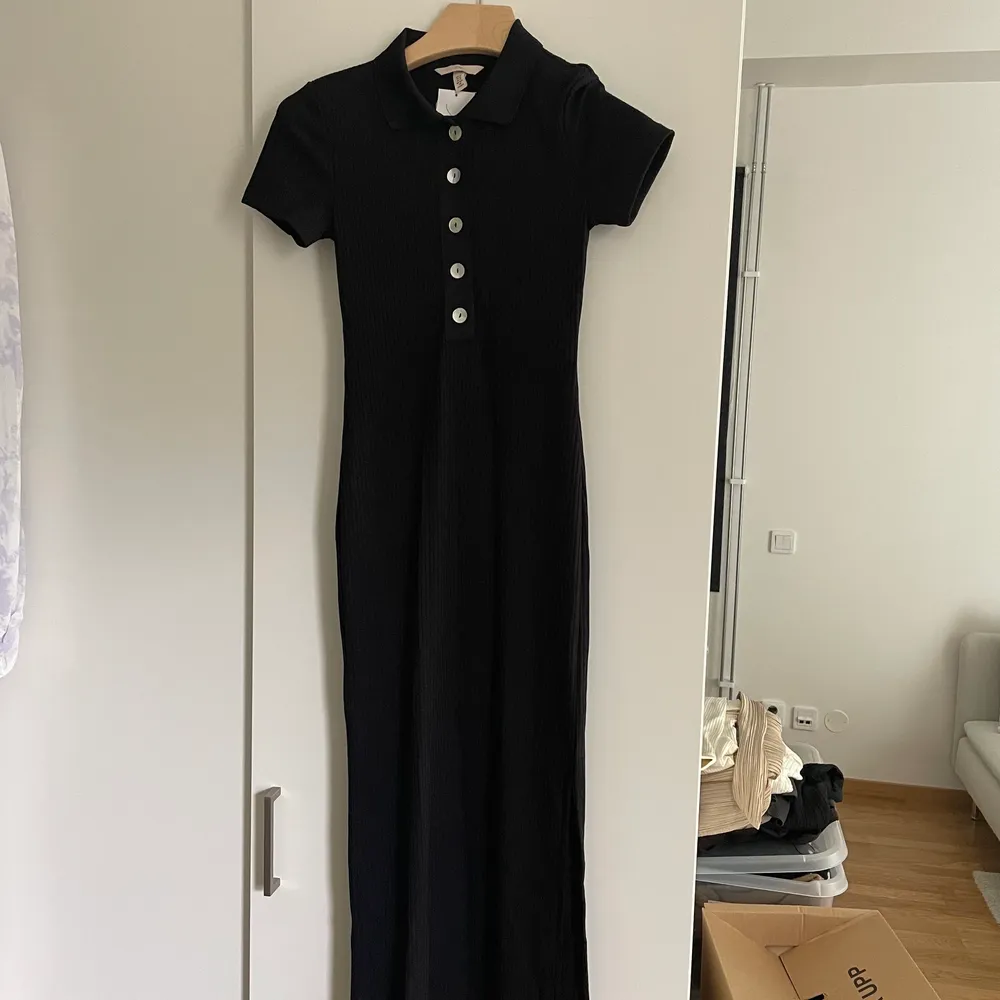 Säljer min klänning från H&M trend🥰 Oanvänd då prislappen sitter kvar. Säljer den för 300 kr!!. Klänningar.