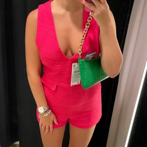 Zara - Zara jumsuit i storlek XS! Jättefin och i fint skick! köpte förra året och använd ett par gånger, säljs inte längre i Zara 💕