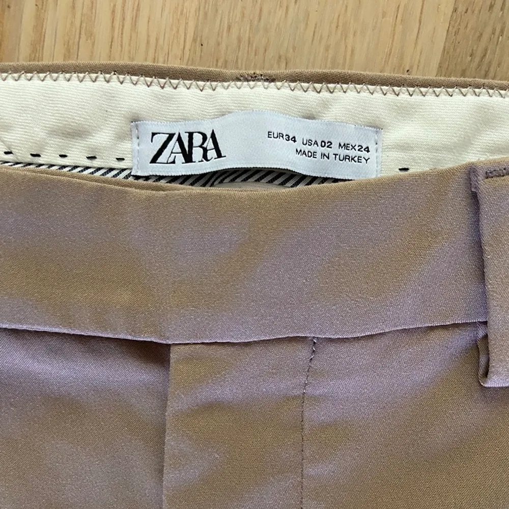 Byxor från Zara i rak passform. Storlek XS. Använt fåtal gånger, inga tecken på användning finns. . Jeans & Byxor.