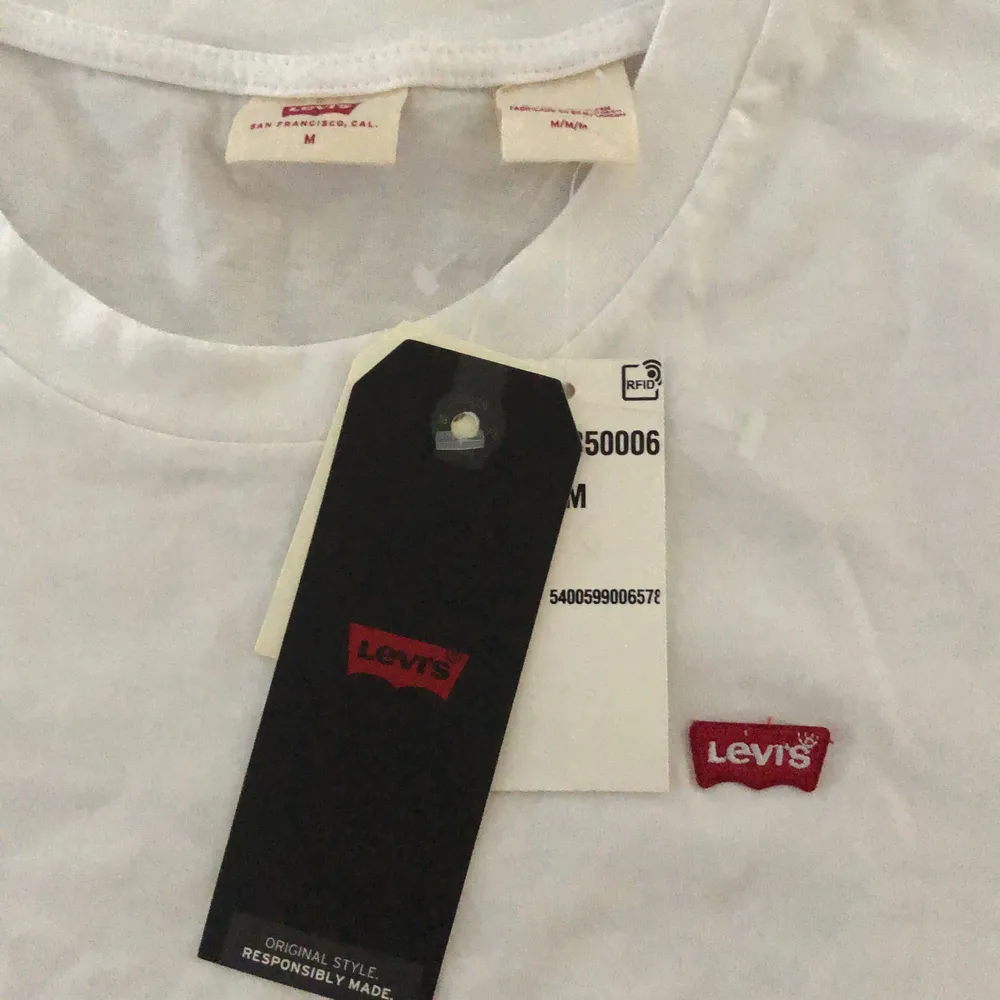 Helt ny oanvänd vit Levis dam t-shirt säljes pga felköp. (Inköpt på Carlings i december) Klassisk modell. . T-shirts.