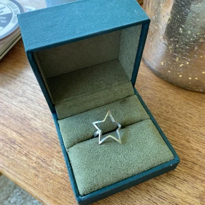 Silverring - Jättecool unik stjärnring!! Får ej användning av den därför säljer jag den💞💞 du får välja spårbar frakt eller inte🍓 sterling silver!!