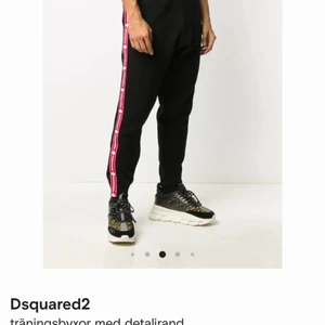Dsquared2 mjukis/träningsbyxor - Jätte snygga dsquared2 tränings/mjukisbyxor i storlek S som är svarta med detaljer på sidorna. Köptes på NK i Stockholm för 3 råden byxorna har använts 1-2 gånger så dom är helt i nyskick. Byxorna är herrmodell men jag köpte dom till mig som tjej, tycker dom ser lika bra ut på tjejer som killar. Ny pris för byxorna ligger på 10500-10600💗 jag kommer sätta ett startpris på 3000 kontakta för mer information!!!❤️