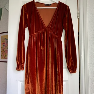 Sammetsklänning  - Söt klänning. Begagnad och i fint skick! Strl 36/38, rätt stor i storleken så snarare  strl 38. 