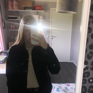 Levis jeansjacka  - Jag säljer min svarta Levis jeansjacka i storlek XS, för den inte kommer till användning längre. Den är väldigt sparsamt använd och därav priset. Den kostar 1000kr + frakt. Eller bud från 800kr.