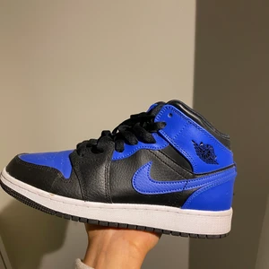 Jordan 1 Mid - Säljer dessa sjukt snygga skor då dom ej kommer till användning. Dom är använda ca 4 gånger bara så skicket är väldigt fint💕