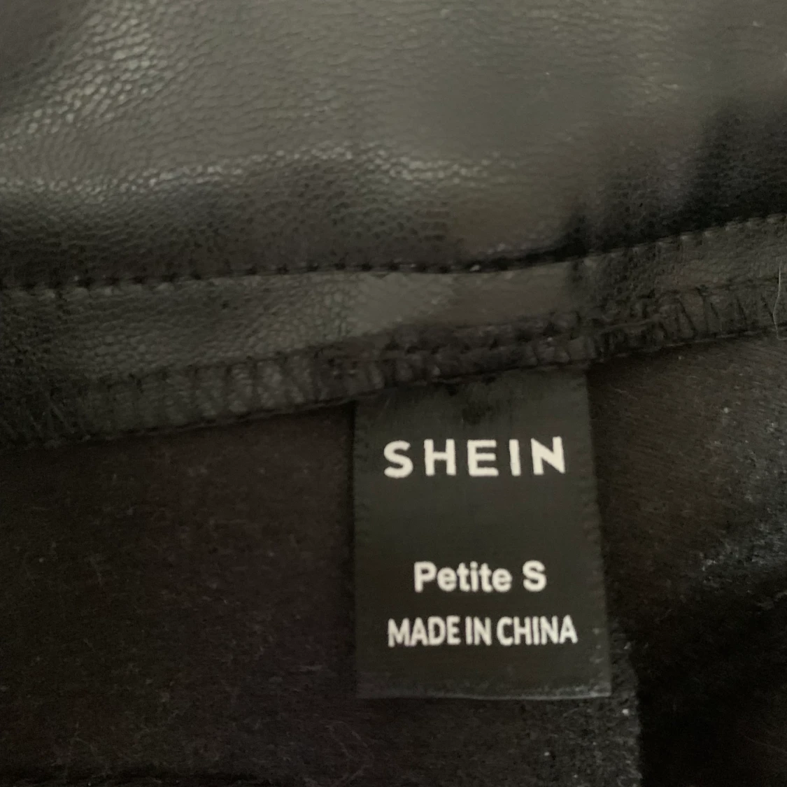 Faux-skinnbyxor från SHEIN - 90