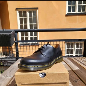 Nya, oanvända Dr.Martens strl 41 - Helt Nya säljer för att det blev fel storlek för min bror. De passar om du har strl 42 också.