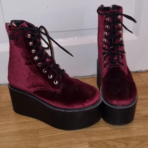 Platåskor - Super fina platåskor i vinröd sammet. Ett litet hål vid ena hälen (som syns på sista bilde). Men det är nog lätt lagat med lite lim.  Köpta för ca 1500, knappt använda.