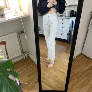 Weekday Rowe avklippta - Avklippta och fransade Rowe byxor från Weekday. St 25/32 från början men nu kortare såklart. Är 1,75 lång.