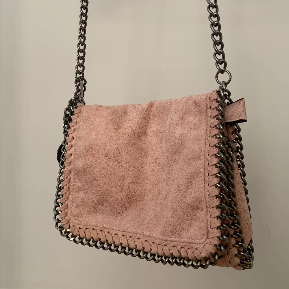 En söt handväska som liknar StellaMccartney. Säljer för 40kr🌸. Väskor.