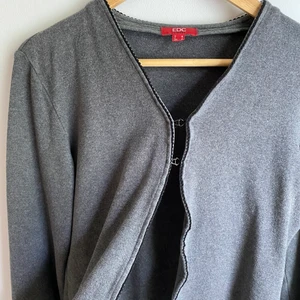 Grå kofta - Grå fin kofta från Esprit, har två snygga knäppen i mitten på tröjan❣️