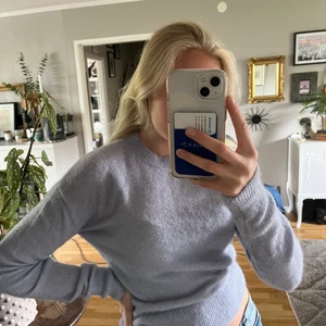 Stickad tröja  - Stickad tröja från &othetstories i vääärldnes finaste färg. Fint skick, säljes pga kommer ej till användning. Storlek XS men passar upp till M också