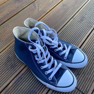 Converse  - Säljer mina nästintill oanvända Converse. Skorna är i bra skick men tyvärr fel storlek för mig. 
