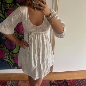 vit klänning - Världens sötaste sommar klänning som tyvärr är lite liten på mig 😫💕 Passar allt från xs-m beroende på hur man knyter snörerna och hur stor byst man har🙏🏼 Hör av er vid intresse💓💓