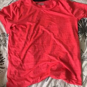 Idrotts tröja - Hej jag säljer en idrotts tröja, använt 3 gånger, ha en fin dag 