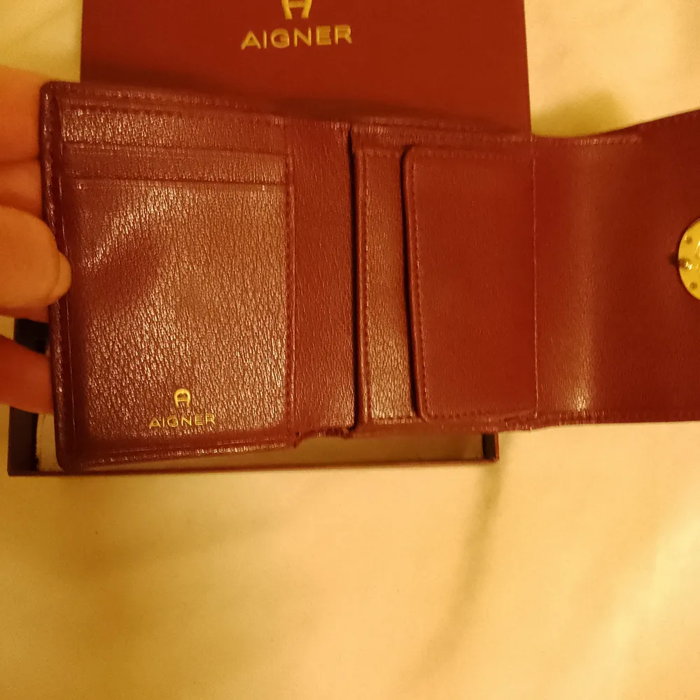 Helt ny plånbok med kartong, dustbag o tags, bra present. Färg bordeaux-ish  Nypris 2.185kr. Väskor.