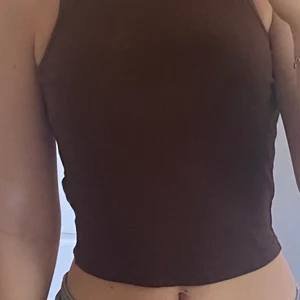 Brun top - Brun topp som är väldigt stretchig och har väldigt skönt material.