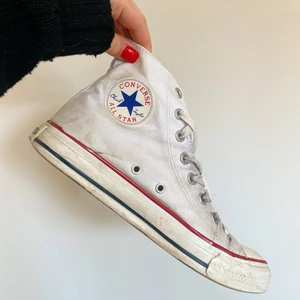 vita converse - vita converse i storlek 40🤍 säljer då de är för stora för mig, lite smutsiga och slitna på insidan vid hälen, men annars inga slitningar på själva tyget!