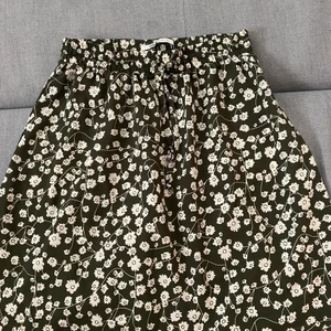 Blommig kjol - Säljer mkn fina blommiga kjol från only. Den är använd fåtal gånger och den är i jättebra skick.  Den har ett snöre i midjan så den passar de flesta storlekarna. Köparen står för frakt. Skickar mer än gärna bättre bilder privat! 