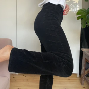 Manchesterbyxor från weekday strl 34 - Svarta, långa raka manchesterbyxor ifrån weekday! Sitter som en smäck. Storlek 34!