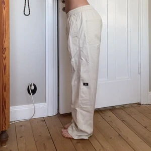 Cargopants - Beiga oversized cargopants från sweetstbs, storlek M i unisex.