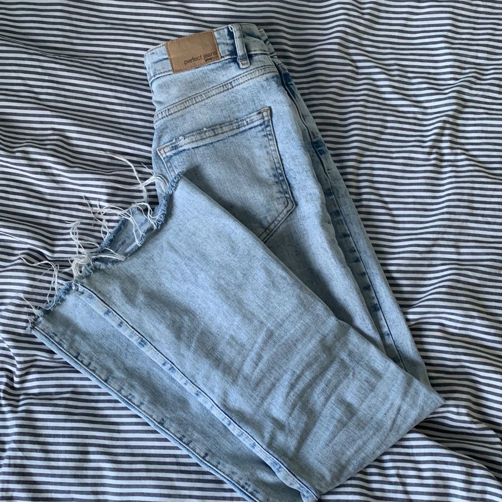 Säljer dessa högmidjade jeans från Gina Tricot i modellen Ylva kick Flare då de börjar bli för små för mig. De sitter halv tight på låren och mer löst ner mot smalbenen. Skriv privat för fler bilder eller frågor💕. Jeans & Byxor.