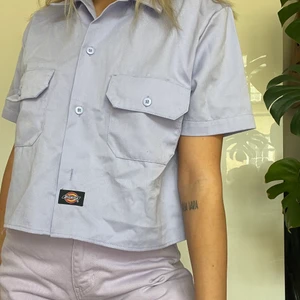 Ljuslilaa Dickies work skjorta strl S - Använd 1 gång på en plåtning bara så i stort sett som ny. Boxig modell. Färgen stämmer bäst på detaljbilden! ord pris. 549:-