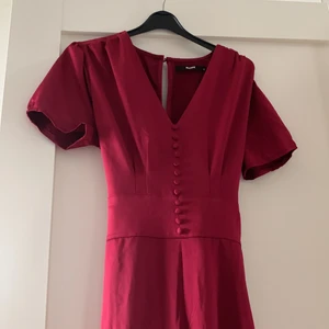 Vinröd Byxdress - Vinröd byxdress med vida långa ben. Använd 1 gång